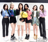 [TD포토] 블링블링 폭탄을 든 사랑스런 여섯 소녀들