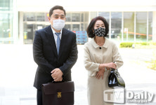 [TD포토] '손해배상 소송 이유 밝히는 강용석-김부선'