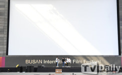 [TD포토] 2021 부산국제영화제 개막식 리허설 회의 하는 관계자들