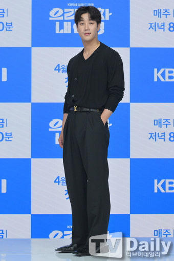 [TD포토] 이시강 '블랙으로 멋낸 패션'