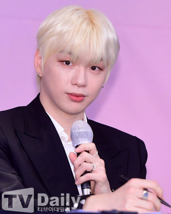 [TD포토] '취재진 질문 메모 하는 강다니엘'
