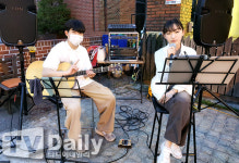 [TD포토] 김민경 밴드 라이브 시민들과 함께하는 버스킹 공연