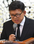 [TD포토] 추도사 하는 엄영수