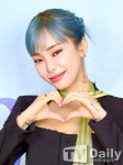 [TD포토] 헤이즈 애교 가득 하트