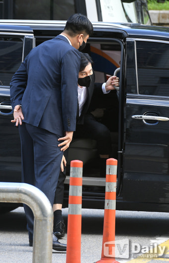 [TD포토] '마약 수사 무마 혐의' 양현석, 힘겨운 발걸음