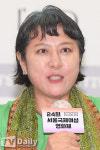[TD포토] 박광수 집행위원장 고 강수연 배우 공로상 수여