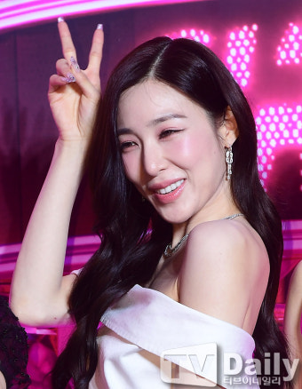 [TD포토] 소녀시대 티파니 '트렌티한 인사법'