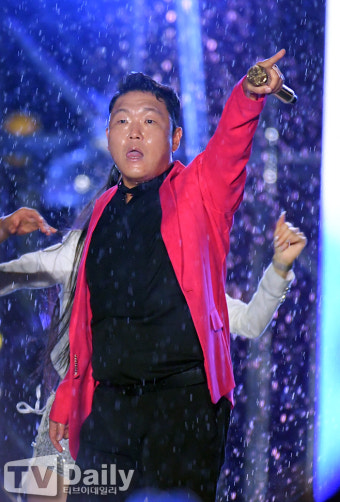 [TD포토] 싸이 '폭우도 막을 수 없는 열정'