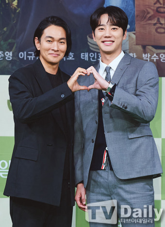 [TD포토] 이규한-이준영 '하트 꼭 해야하나요?'