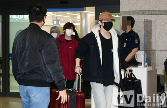 [TD포토] 소속사 대표 폭언 논란에 사비로 귀국 하는 오메가엑스