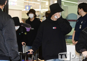 [TD포토] 소속사 대표 폭언 논란 오메가엑스 '피곤한 입국'