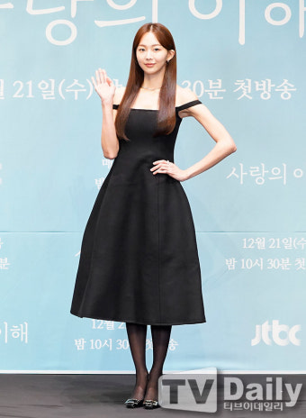 [TD포토] 금새록 '수줍은 손인사'