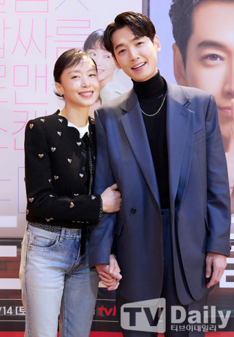 [TD포토] 전도연-정경호 '수영 질투 부르는 투샷'