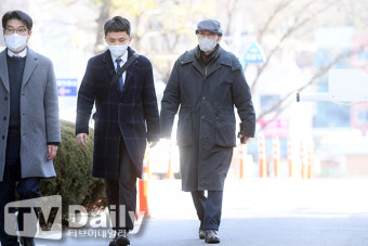 [TD포토] '강제추행 혐의' 오영수, 변호사들과 함께 공판 출석
