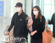 [TD포토] 송중기 ♥ 케이티와 반려견까지 네 가족 함께 출국