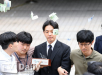 [TD포토] 돈벼락 맞는 유아인
