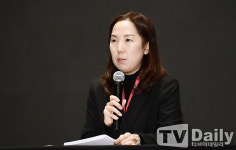[TD포토] 지드래곤이 팬들에게 보내는 편지를 대독하는 갤럭시코퍼레이션 오희영 이사