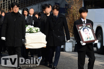 [TD포토] 故 이선균 배웅길 나서는 전혜진