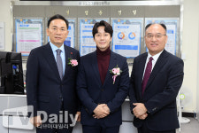[TD포토] 조성명 강남구청장-허경환-최명호 교장 수도전기공업고등학교의 밝은 미래를 위해