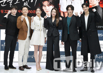 [TD포토] '피도 눈물도 없이' 출연진 다함께 화이팅