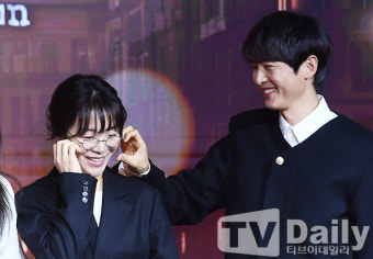 [TD포토] 김희진 감독 '송중기 볼하트에 심쿵'