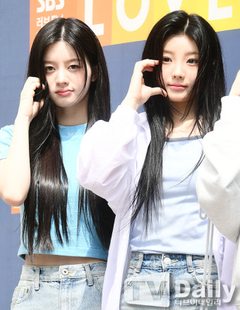 [TD포토] 아일릿 민주-원희 '풋풋한 볼하트'