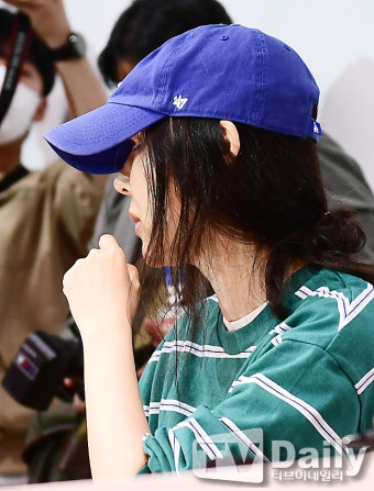 아일릿 관계자, 민희진 기자회견 도중 SNS 통해 '손가락 욕설' 업로드