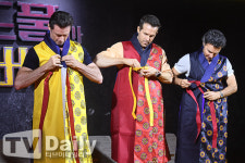 [TD포토] 옷고름 메는 휴 잭맨-라이언 레이놀즈-숀 레비