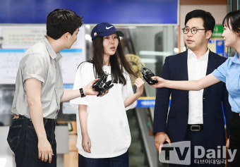 [TD포토] 경찰 조사 마치고 나오는 민희진 대표