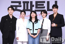 [TD포토] '굿파트너' 김가람 감독, 주연 배우들과 함께