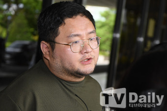 구제역, '황금폰' 검찰에 제출한 뒤 1시간여 만에 귀가 [TD현장]
