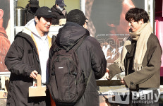 [TD포토] 이희준-송중기 '예비관객들에게 간식 제공'