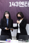 [TD포토] 기자회견장 떠나는 피해자 어머니와 143엔터 전 직원