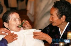 이산가족 상봉 이틀째...60년만에 함께 부른 고향의 봄