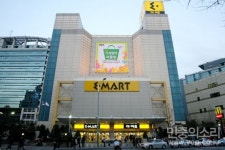 동네 피자 넘어 기름까지...블랙홀 같은 대형마트 주유소