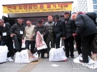 동네 피자 넘어 기름까지...블랙홀 같은 대형마트 주유소