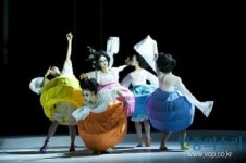 욕망을 비웃는 발의 복수, 현대 무용극 분홍신