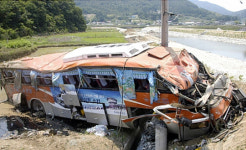 남해서 관광버스 추락 46명 사상자