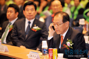 [VOP포토]심각한 한나라당 황우여 원내대표, 민주당 김진표 대표