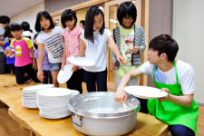 [포토] 백청강 상금 기부 화제...밥 퍼주는 남자 백청강 잘 어울리나요?