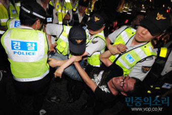 반값등록금 촛불 집회 중, 대학생 72명 청와대 앞 기습시위