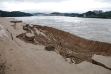 상주보 제방 200m 유실···"장마철 제방 붕괴 우려"
