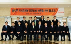 지경부 홍석우 장관, 신성솔라에너지 방문