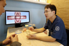 성인 치아교정 티 덜나는 교정기구로 부담 줄인다