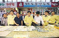 최경환 경제부총리 평택 서정리 전통시장 방문
