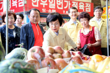 권선주 기업은행장, 메르스 피해 평택 안중시장 방문