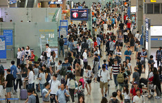 [에너지경제 포토] 본격 휴가 시작,북적이는 인천공항 출국장