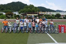 금호고속, 화순사평초등학교에 자전거 15대 기증