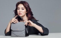 제이에스티나, 송혜교와 함께 가을 오피스 백 스타일 제안