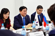 최경환 하방리스크로 올 성장률 3.1% 달성 어려움 예상